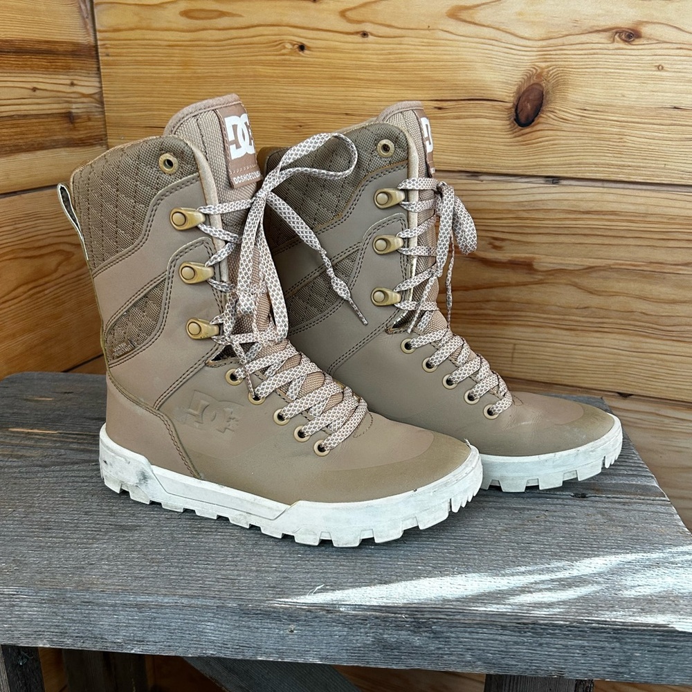 Nadine Beige Leather Lace Up Sneakers Boots Girls Size 4.5 DC Shoes